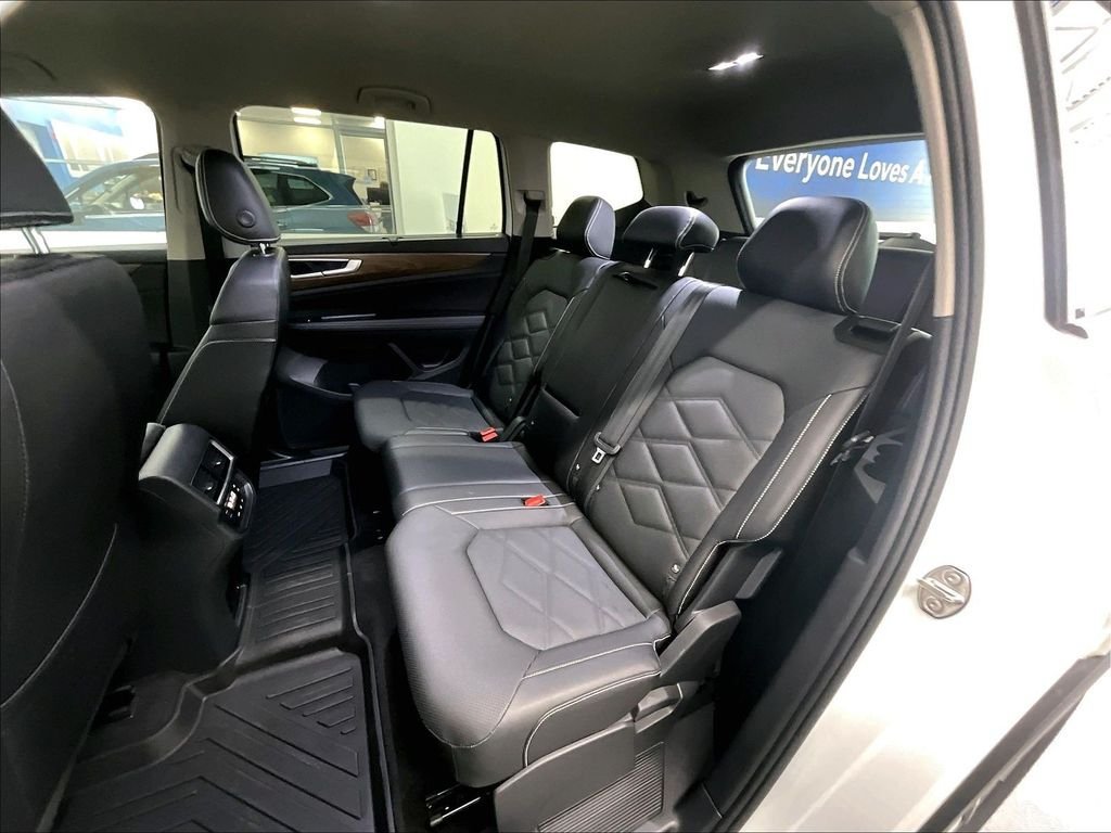Used 2025 Volkswagen Atlas SE AWD/4WD image 15