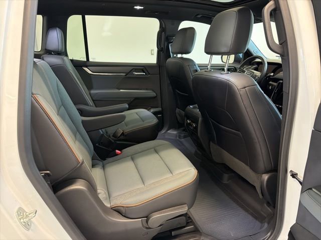 Used 2025 GMC Acadia AT4 w/ Luxury Package image 44