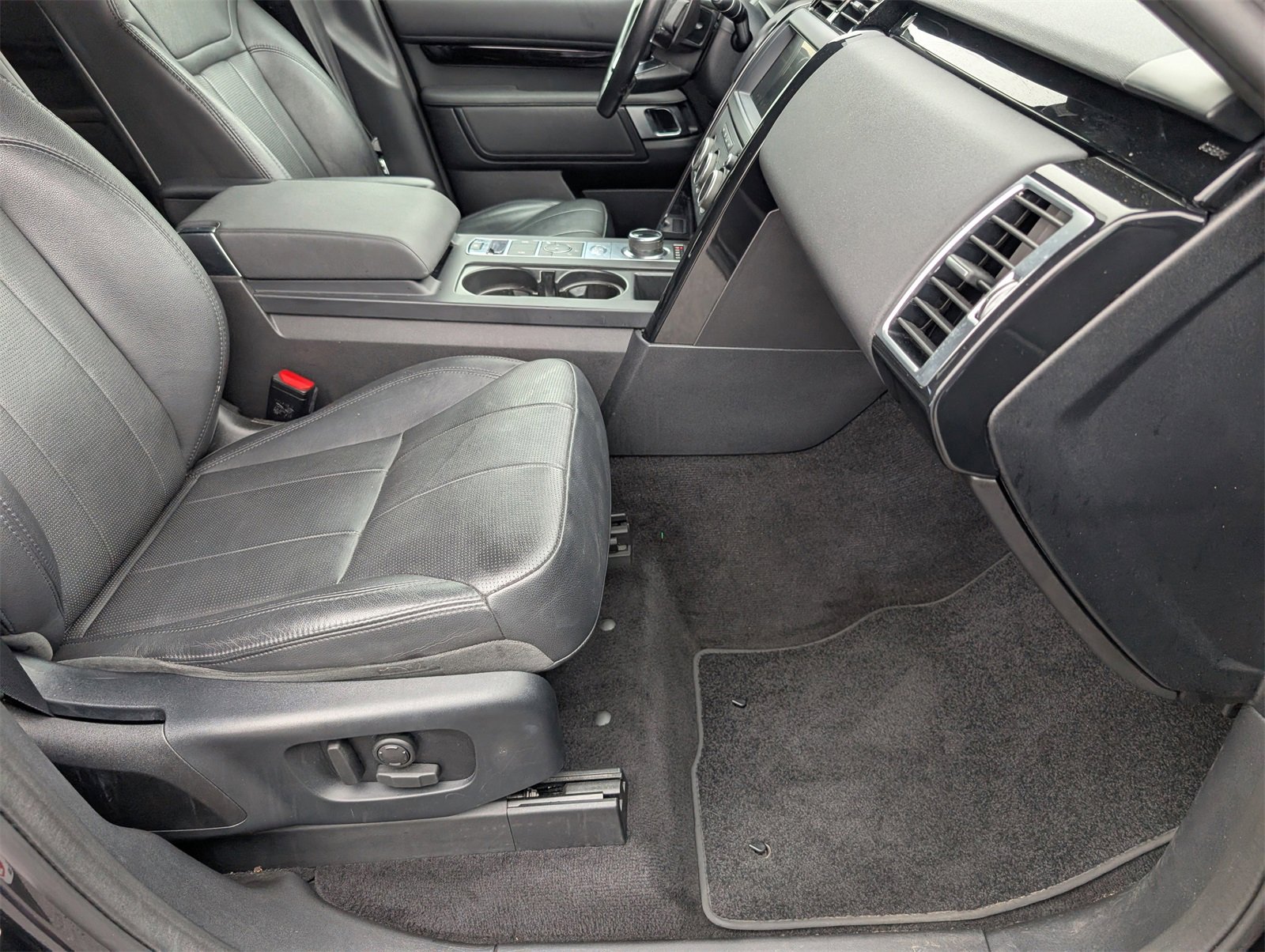 Used 2020 Land Rover Discovery SE image 27