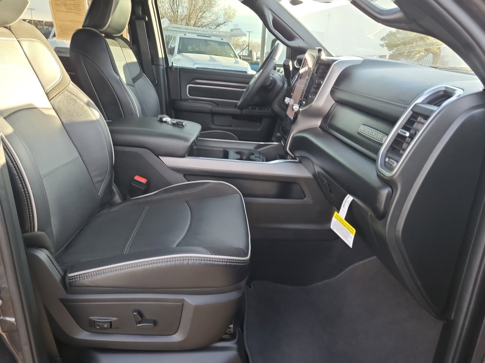 Used 2025 RAM 3500 Laramie image 29