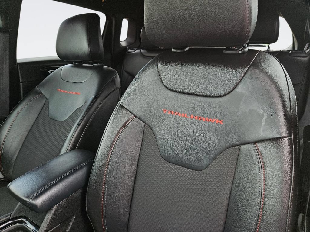 Used 2025 Jeep Compass Trailhawk AWD/4WD image 31