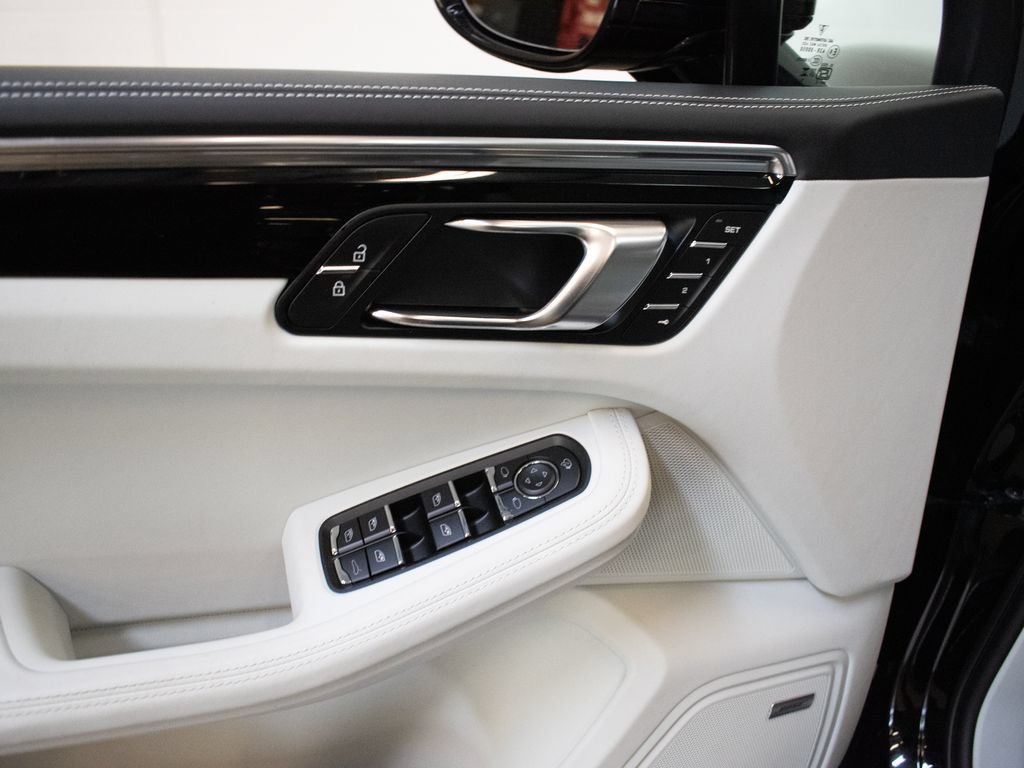Certified 2026 Porsche Macan AWD/4WD image 19