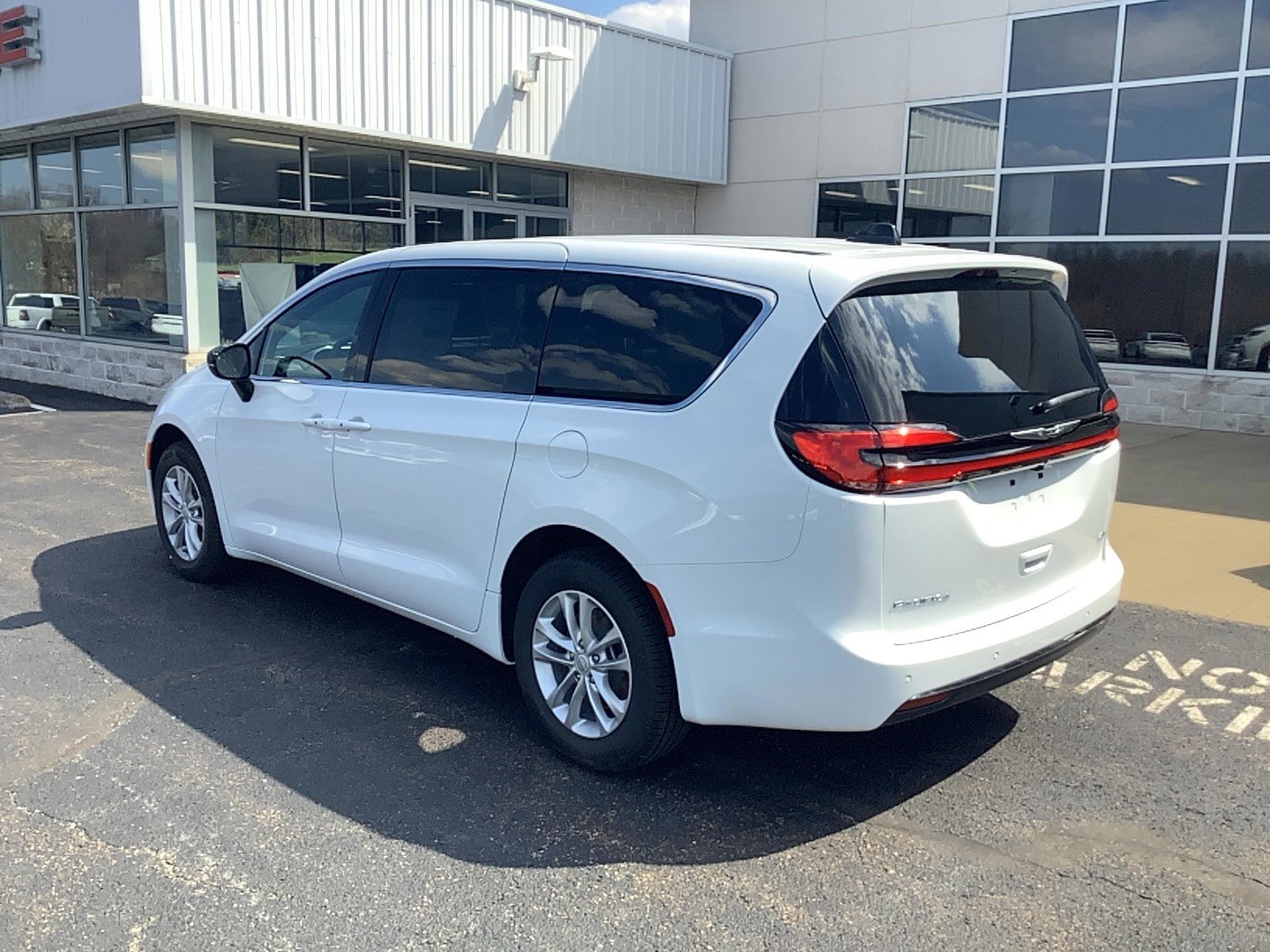 New 2026 Chrysler Pacifica Select image 7