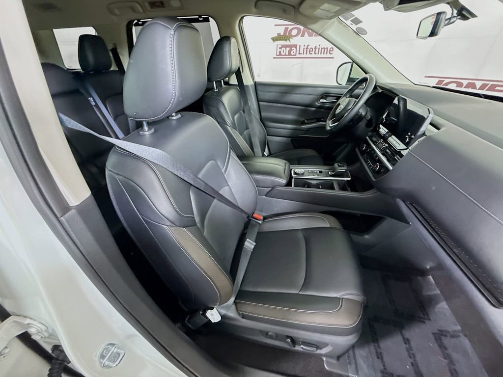 Certified 2023 Nissan Pathfinder SL w/ Black Appearance Package AWD/4WD image 33
