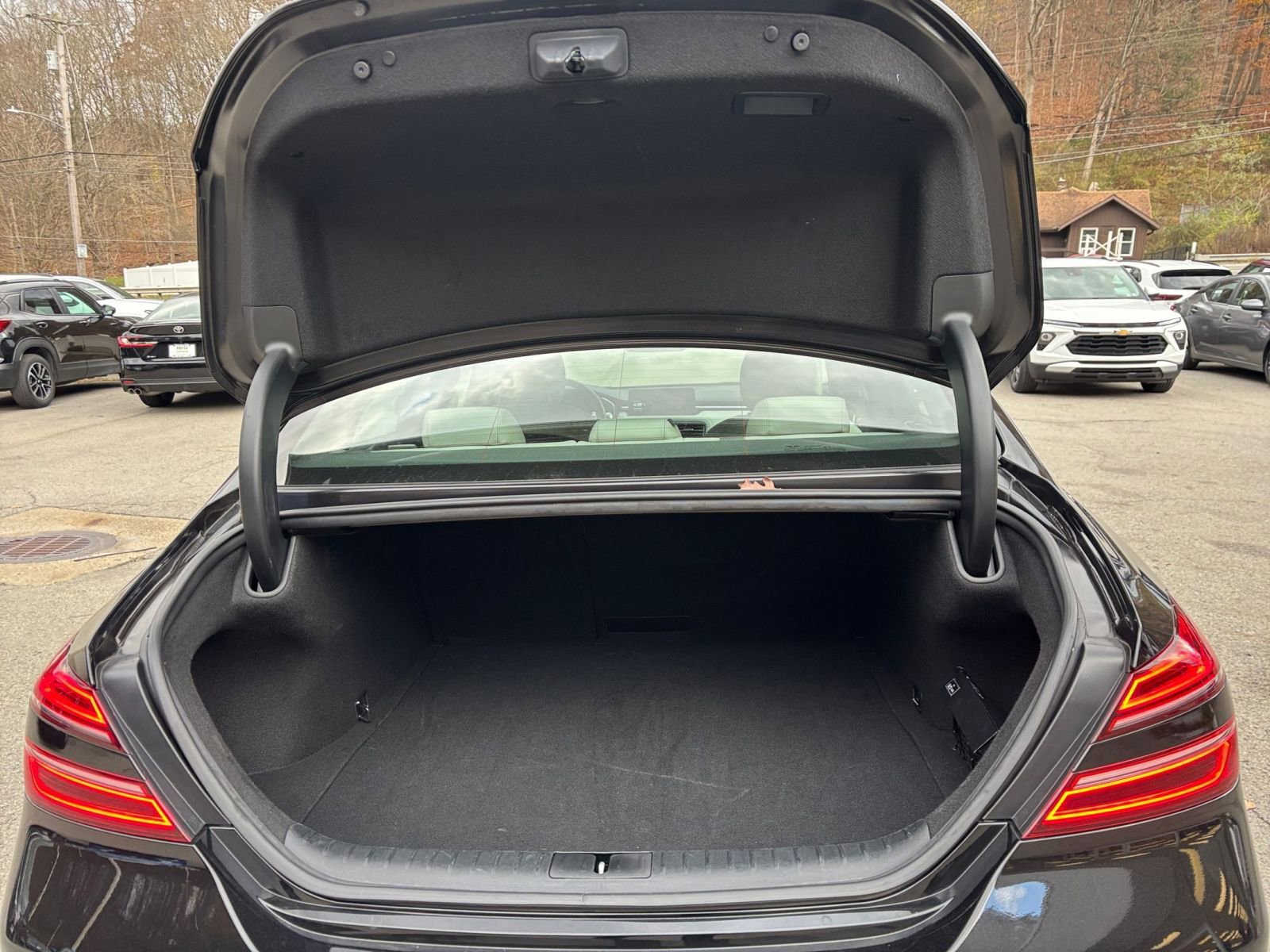 Used 2025 Genesis G70 2.5T image 32