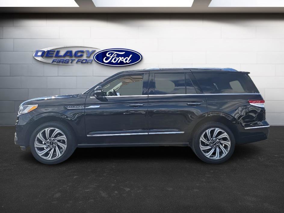 Used 2024 Lincoln Navigator Premiere image 2