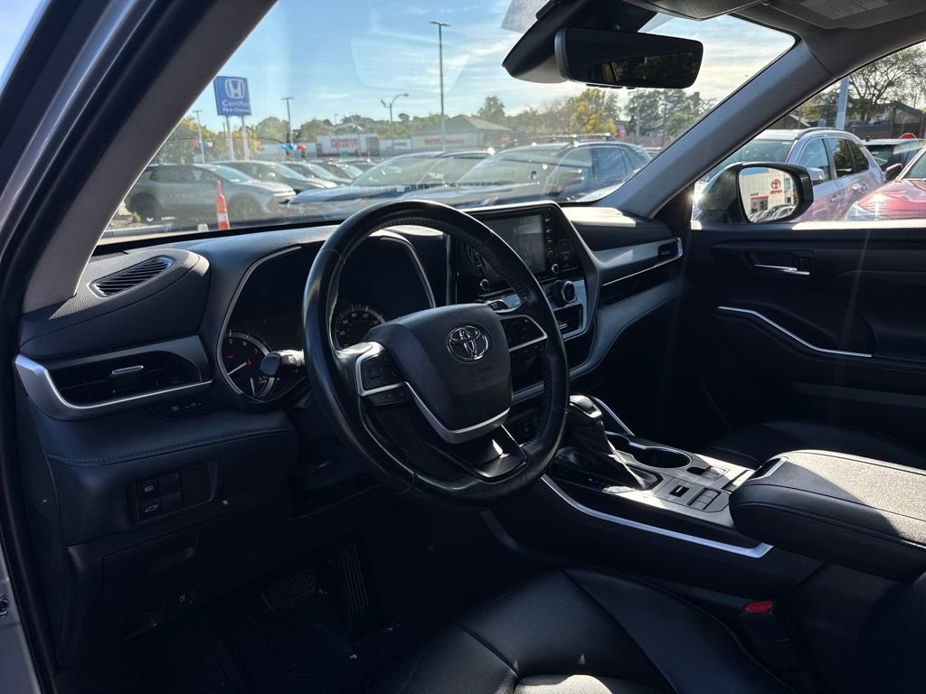 Used 2022 Toyota Highlander XLE image 19