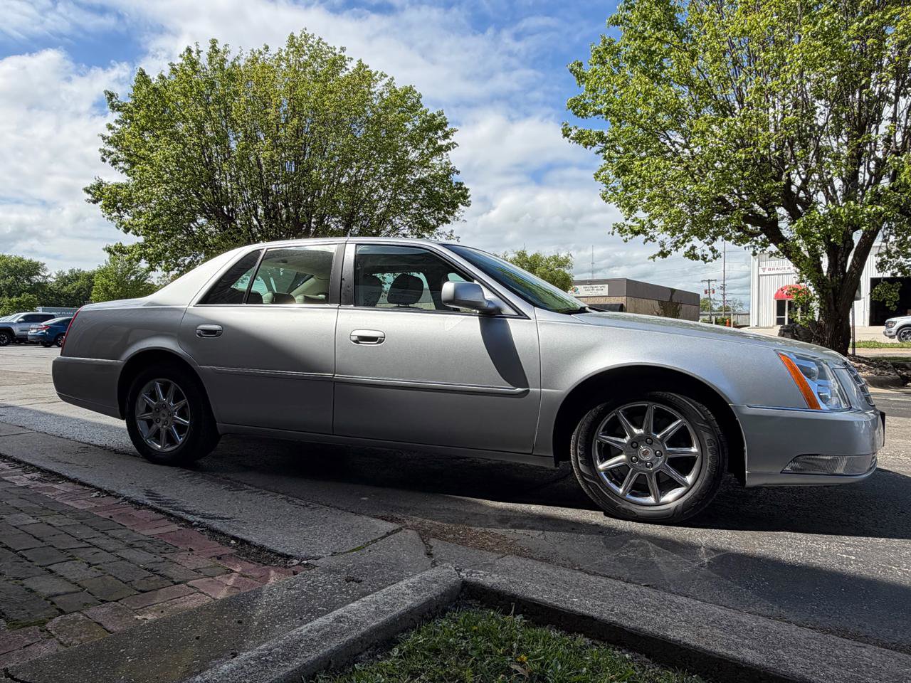 Used 2010 Cadillac DTS Luxury FWD image 10