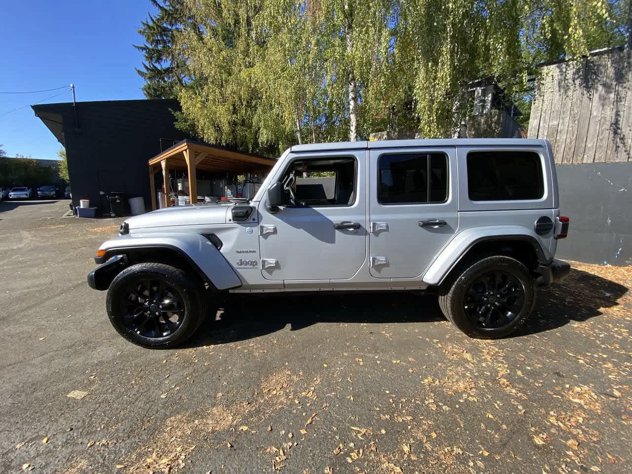 Used 2024 Jeep Wrangler Unlimited Sahara AWD/4WD image 3