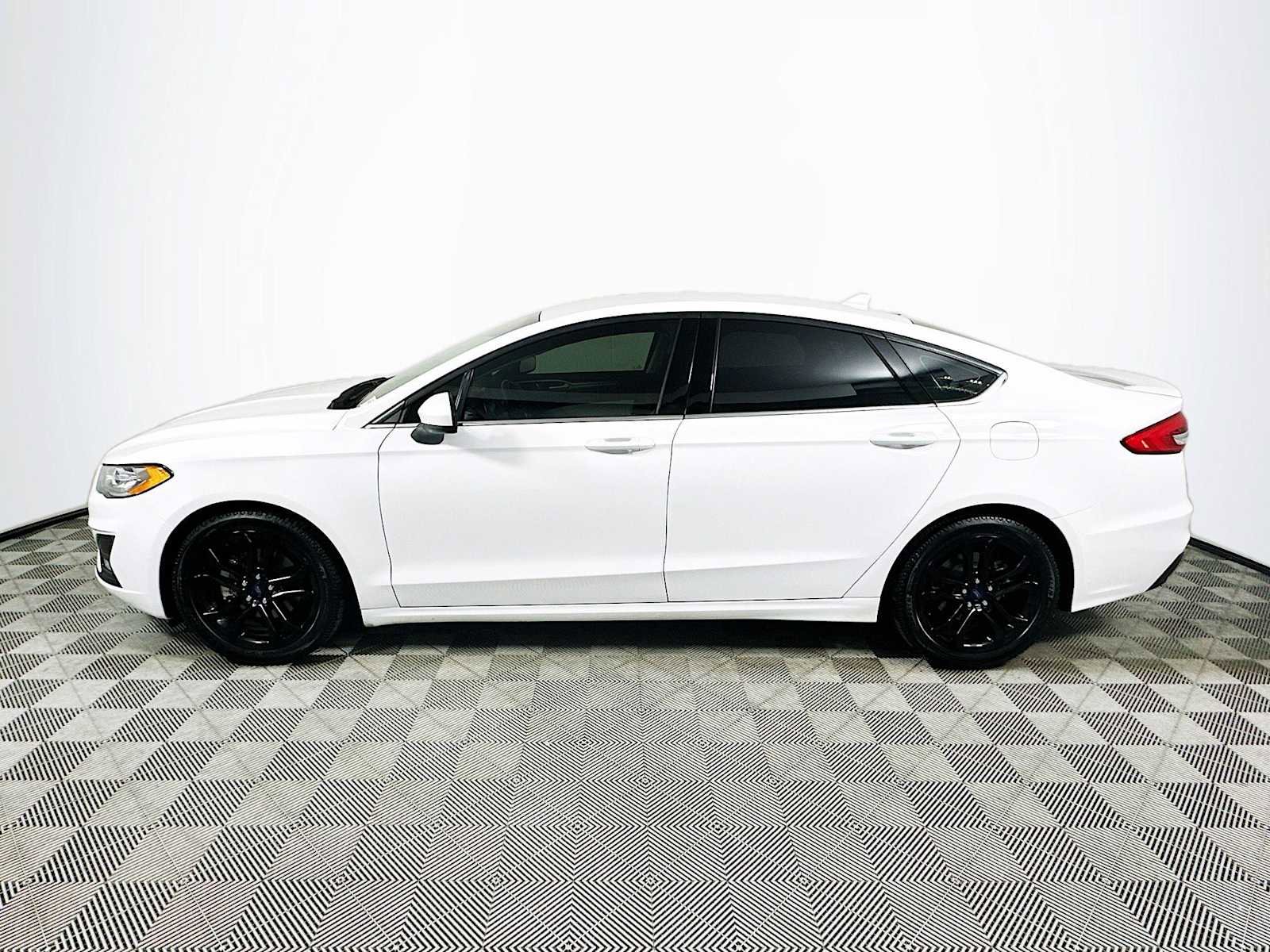 Used 2020 Ford Fusion SE w/ Equipment Group 151A image 4