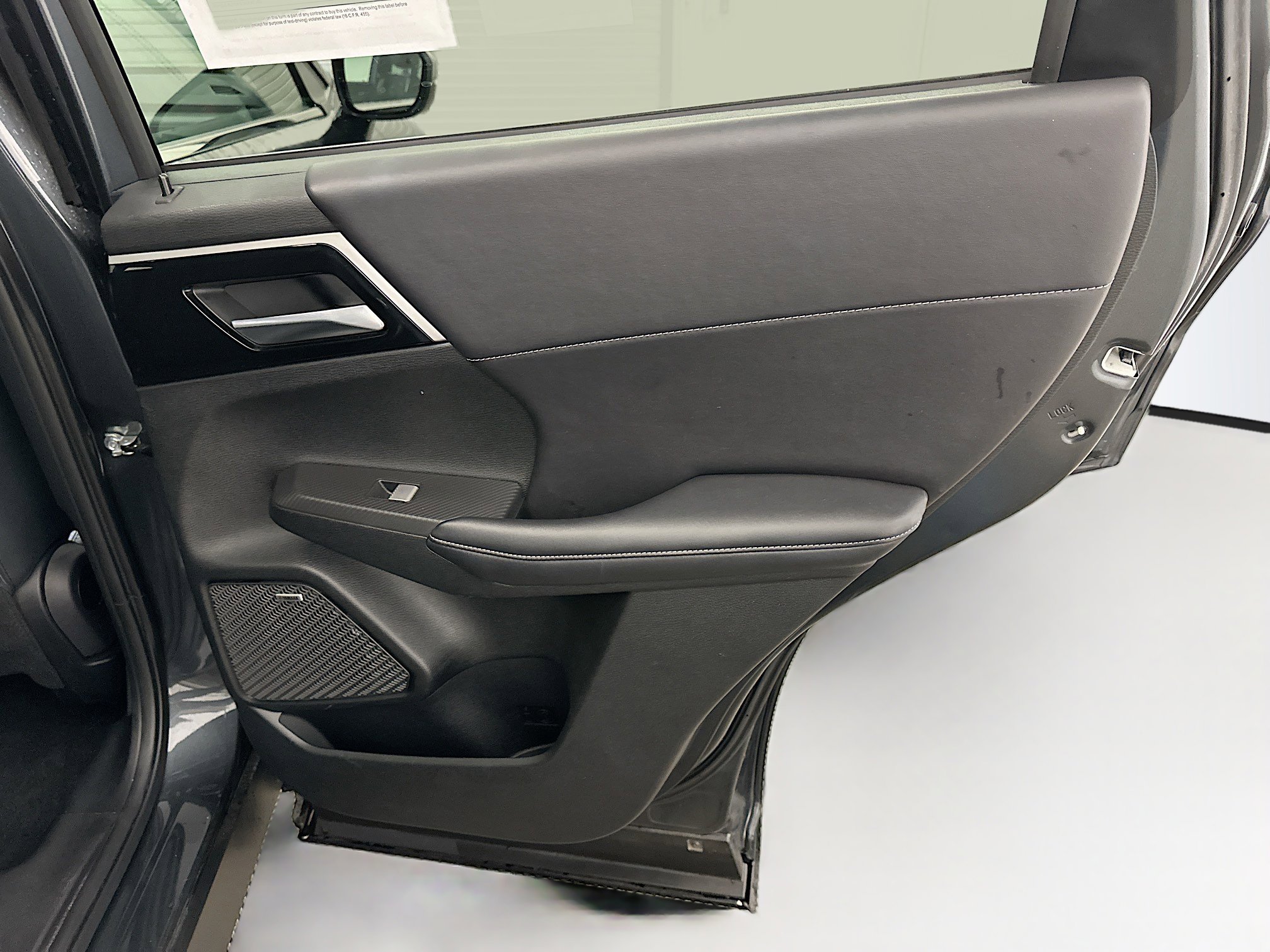 Used 2025 Mitsubishi Outlander SE image 33