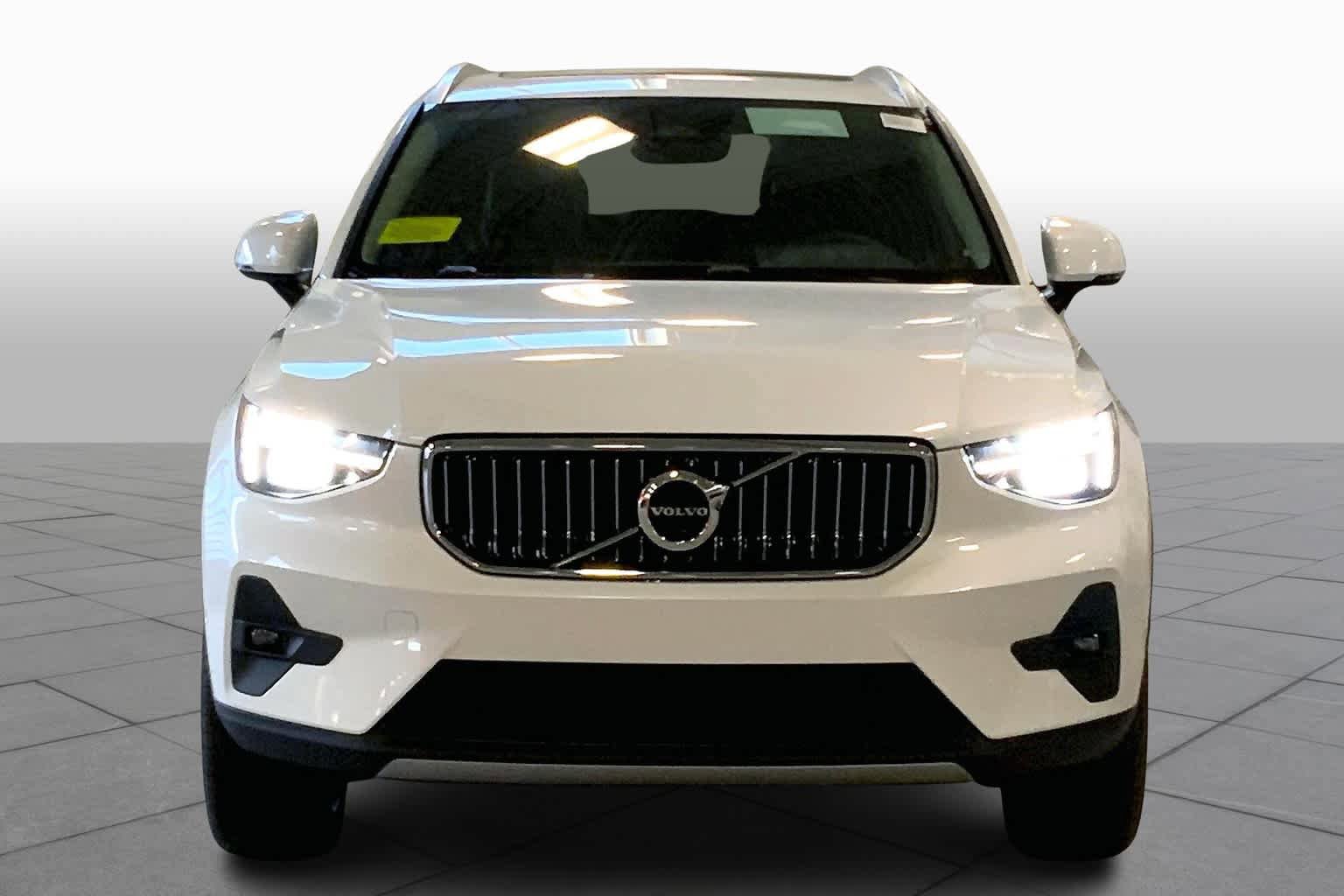 New 2025 Volvo XC40 B5 Ultra w/ Protection Package Premier AWD/4WD video 2