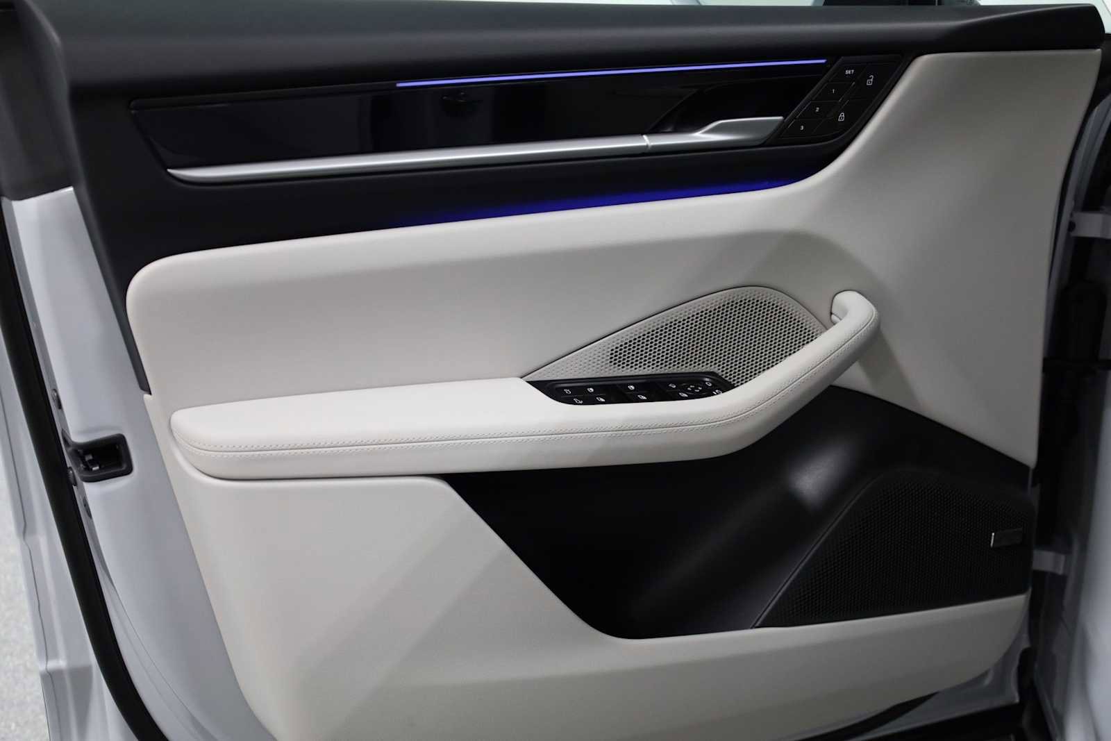 Certified 2025 Porsche Macan Electric image 16