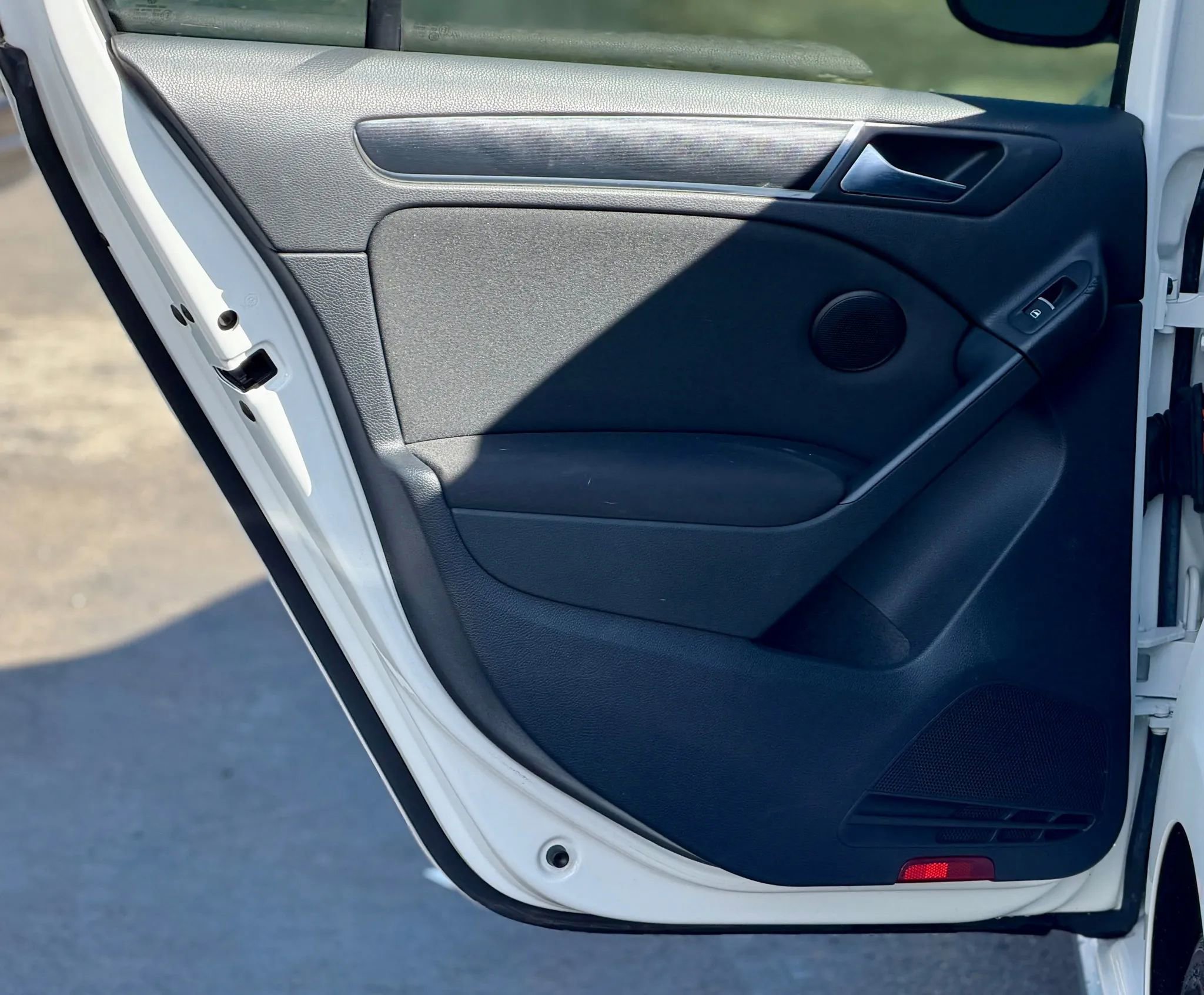 Used 2011 Volkswagen Golf 4-Door image 8