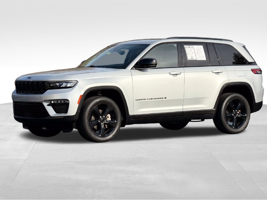 Used 2023 Jeep Grand Cherokee Limited w/ Black Appearance Package AWD/4WD image 3