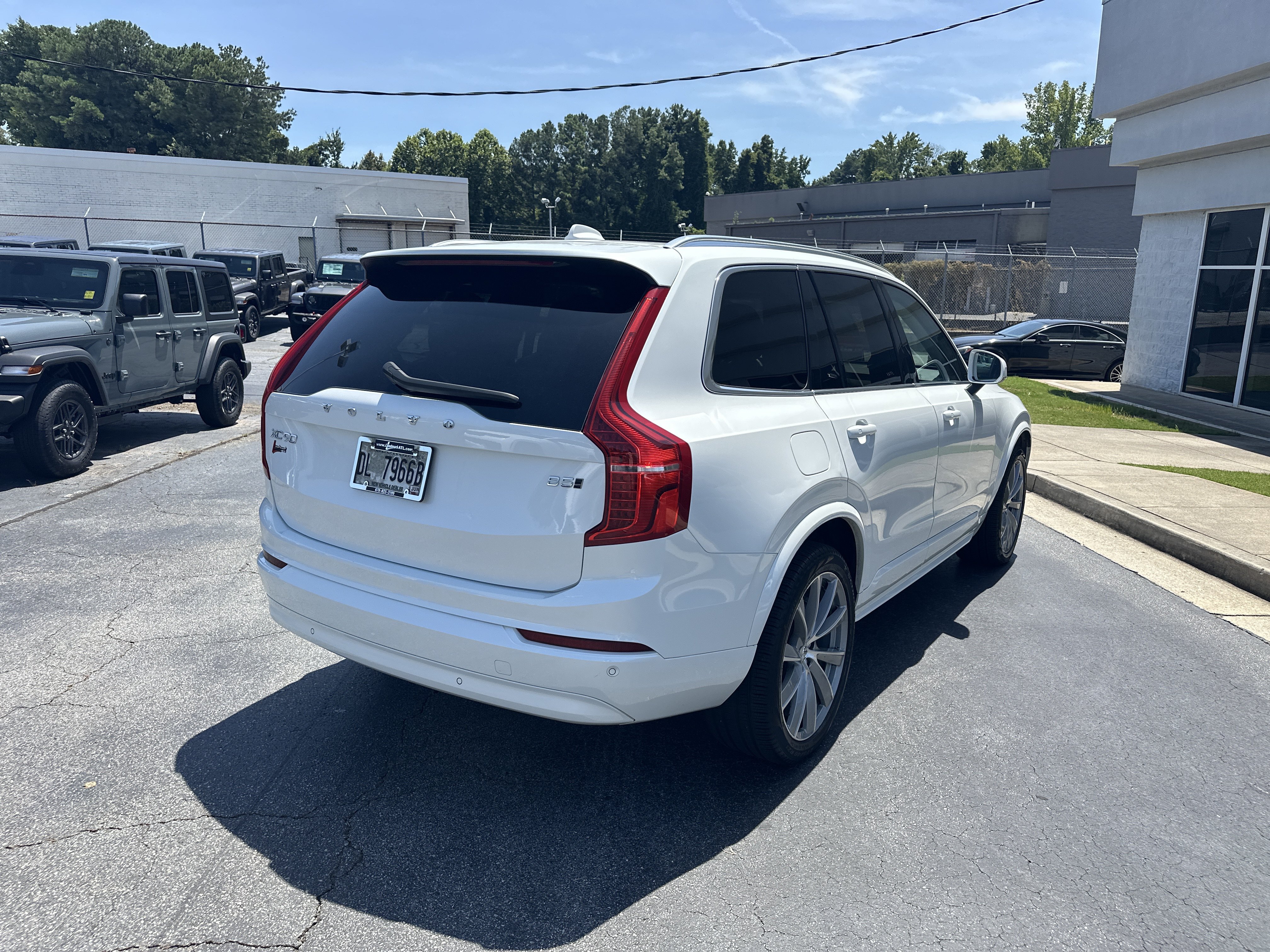 Used 2023 Volvo XC90 B5 Core w/ Protection Package AWD/4WD image 9