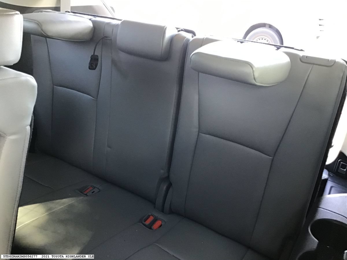Used 2021 Toyota Highlander XLE FWD image 9