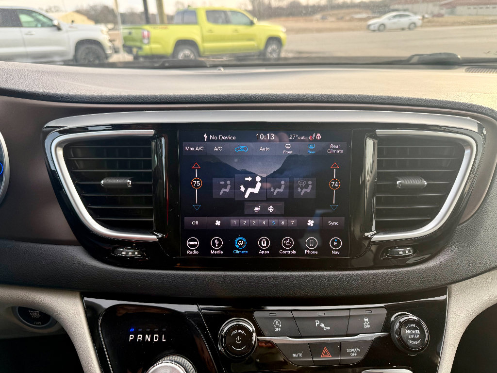 Used 2019 Chrysler Pacifica Touring-L Plus w/ Tire & Wheel Group image 17