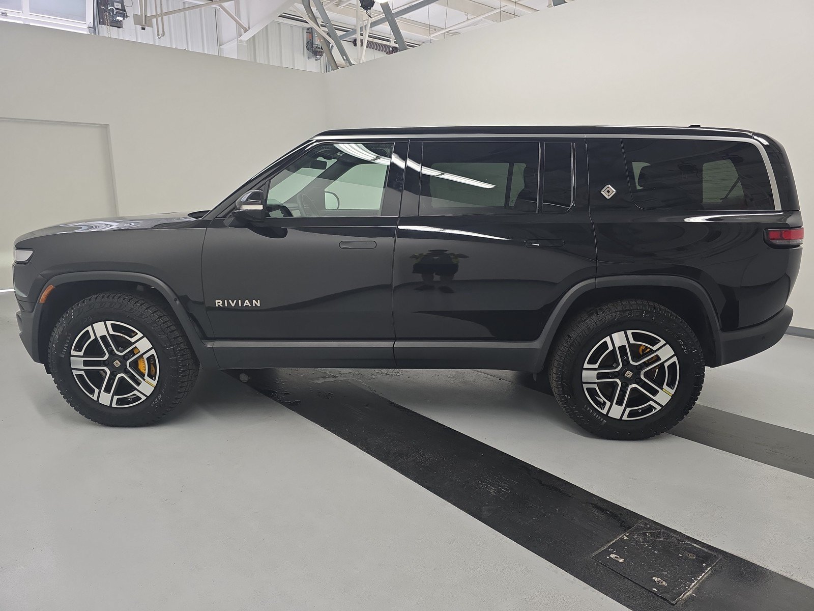 Used 2024 Rivian R1S Adventure AWD/4WD image 2
