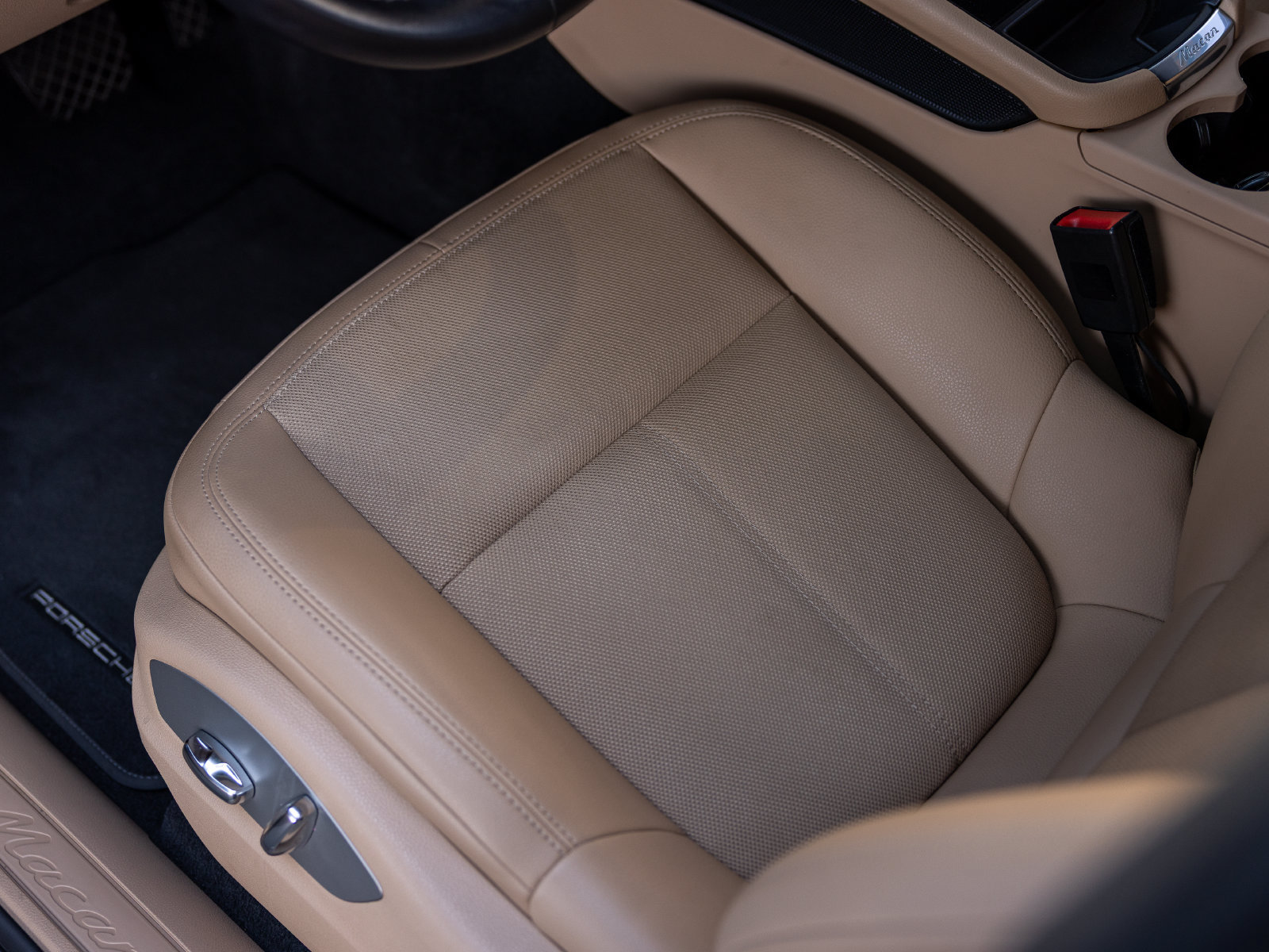 Certified 2023 Porsche Macan AWD/4WD image 26