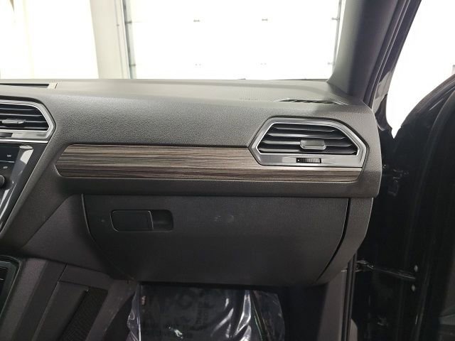 Used 2022 Volkswagen Tiguan SEL R-Line image 40