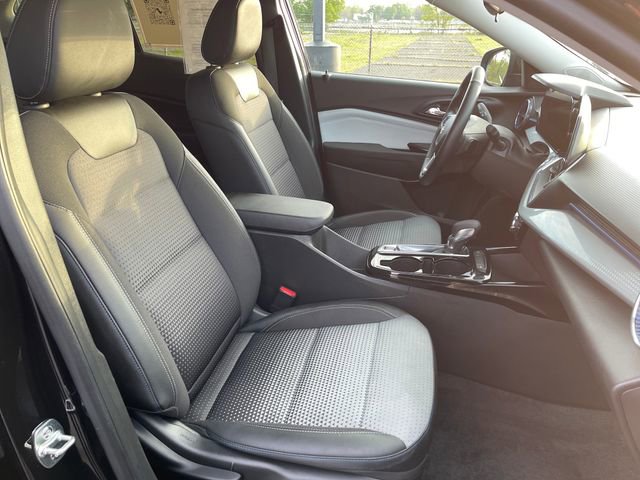 Used 2025 Chevrolet Trax LT w/ LT Convenience Package FWD image 33