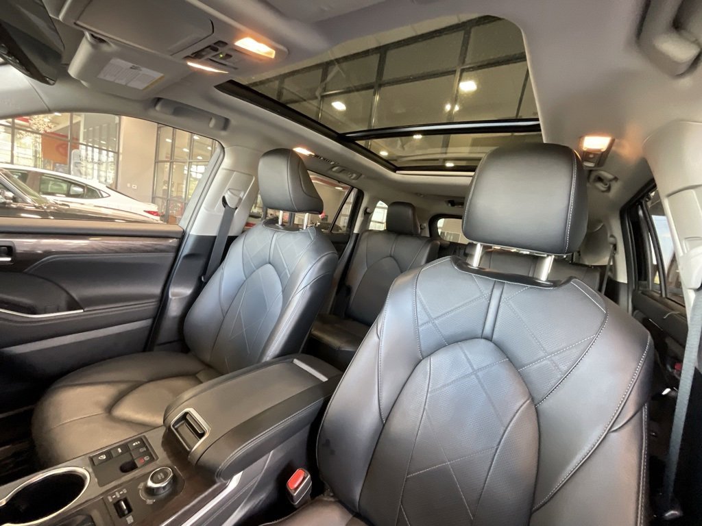 Used 2024 Toyota Highlander Platinum image 10