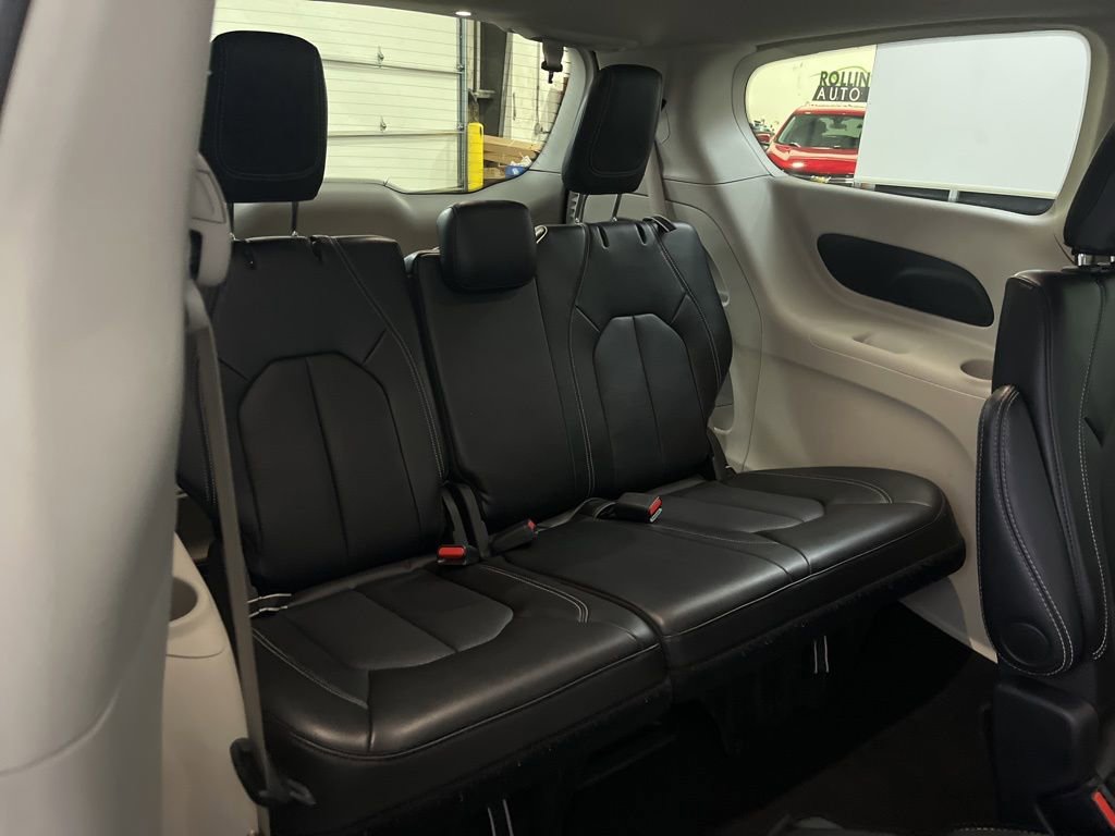 Used 2024 Chrysler Pacifica Touring-L image 21