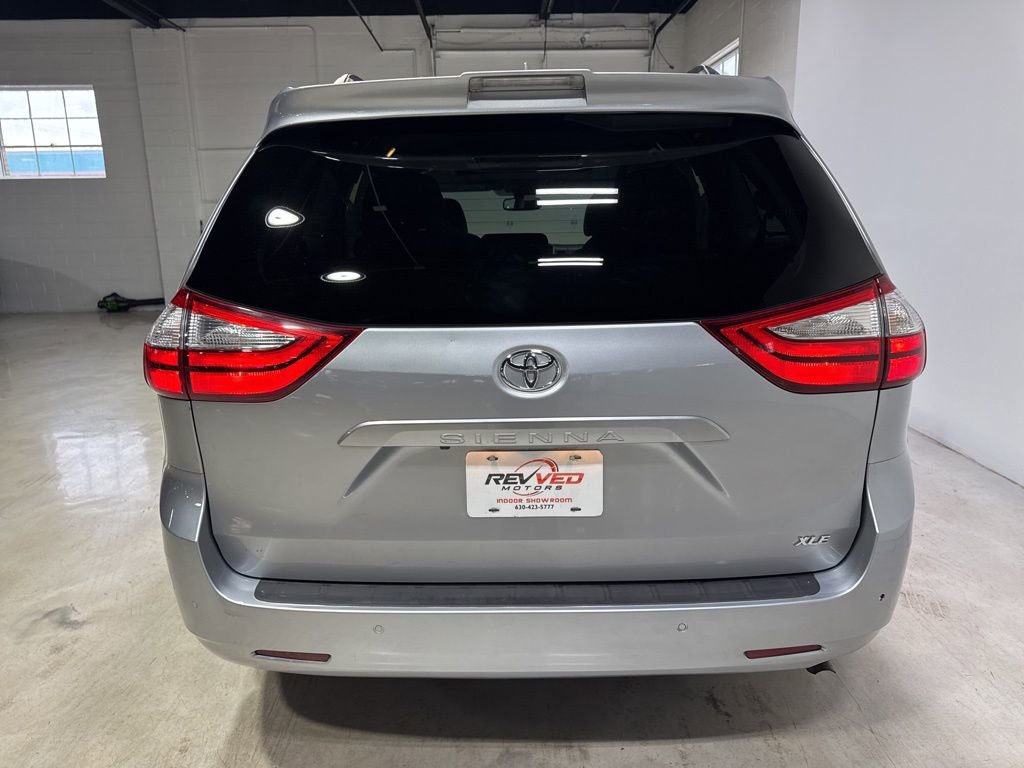 Used 2018 Toyota Sienna XLE Premium w/ Carpet Mat Package image 6