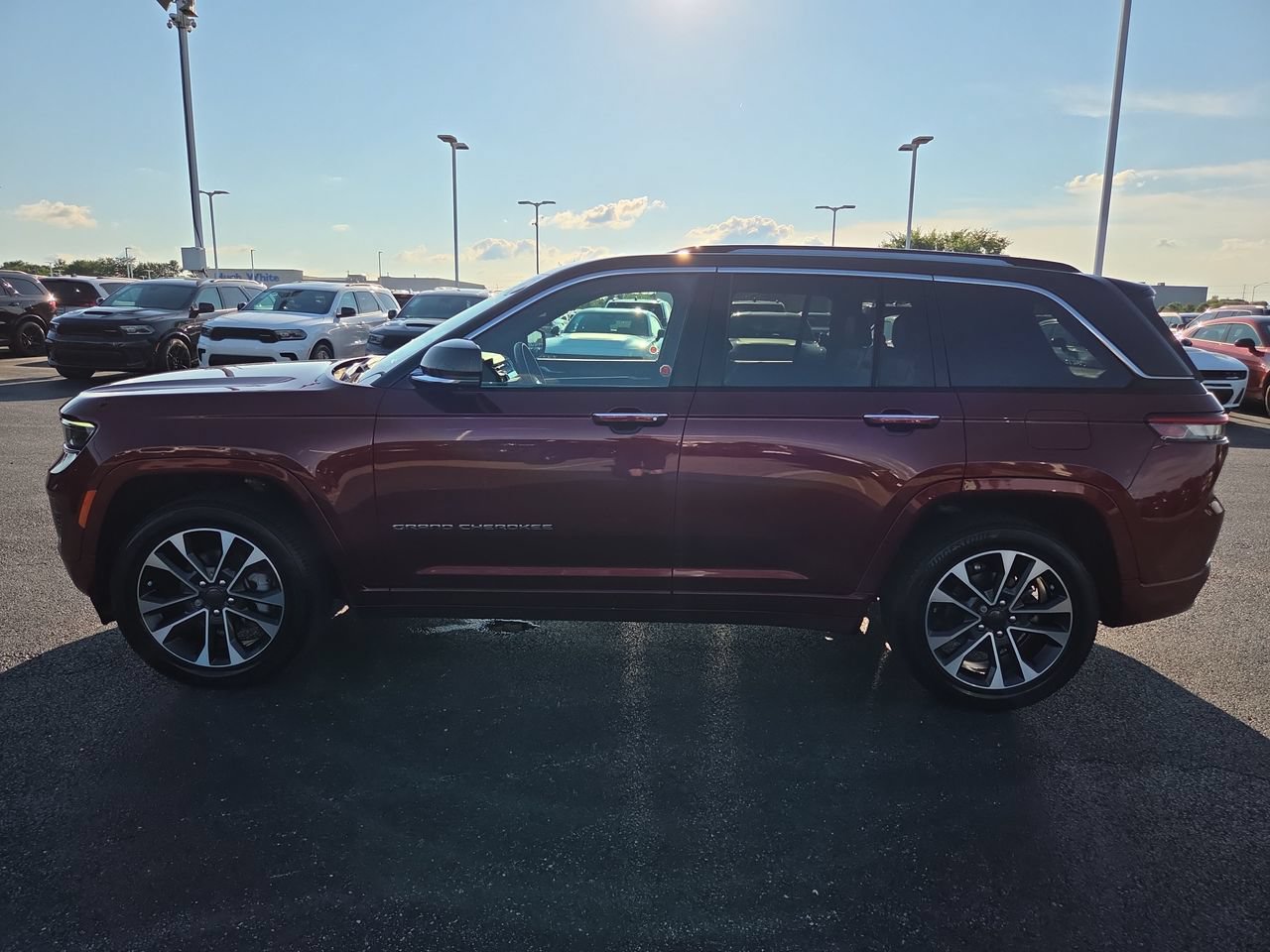 Used 2022 Jeep Grand Cherokee Overland w/ Advanced Protech Group III AWD/4WD image 4