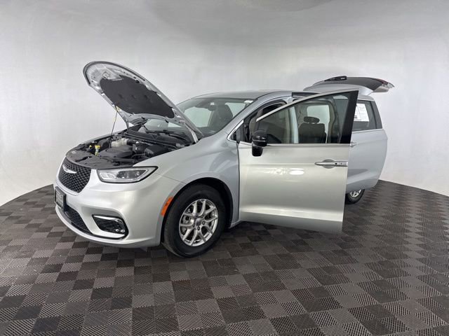 Used 2024 Chrysler Pacifica Touring-L image 10