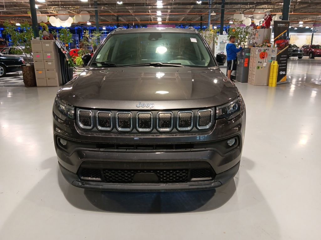 Used 2022 Jeep Compass Latitude image 3