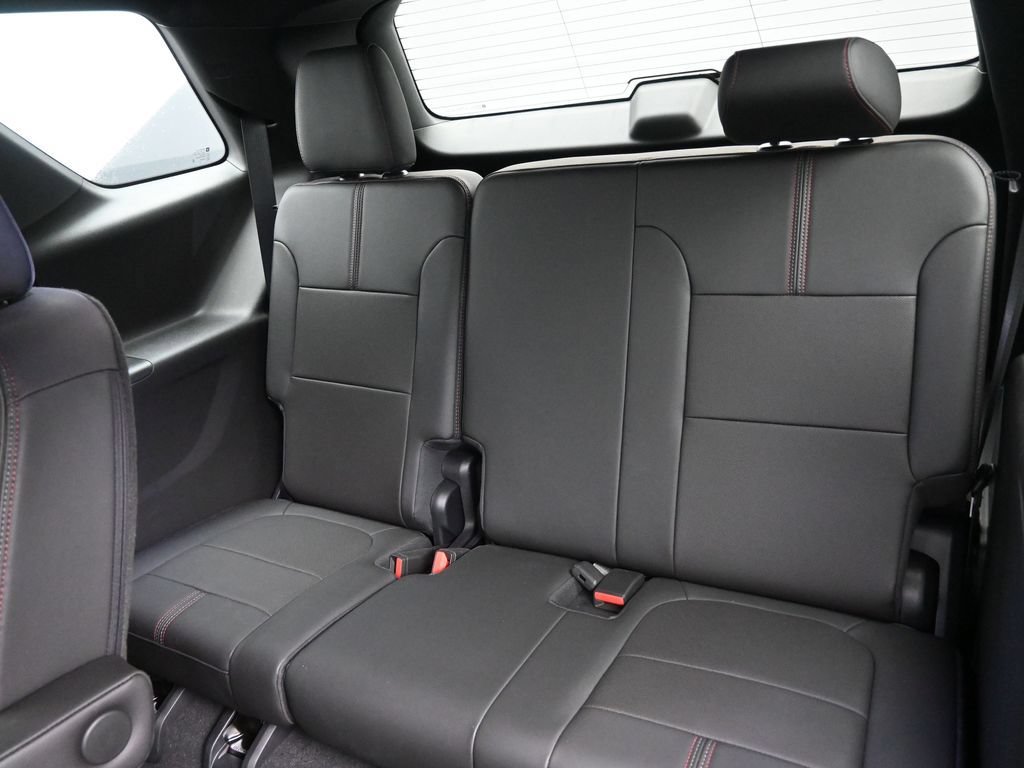 Used 2023 Chevrolet Traverse RS FWD image 15