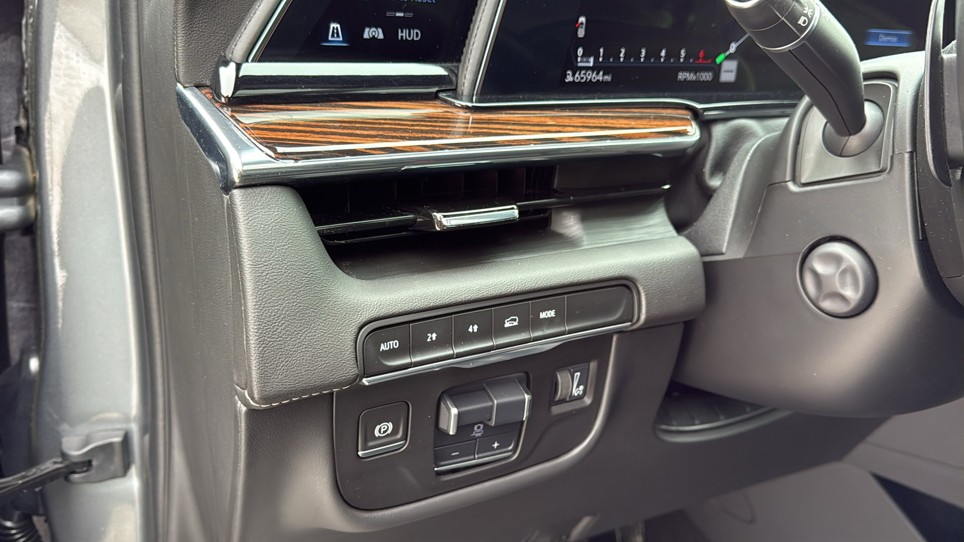 Used 2021 Cadillac Escalade ESV Premium Luxury w/ Performance Package image 12