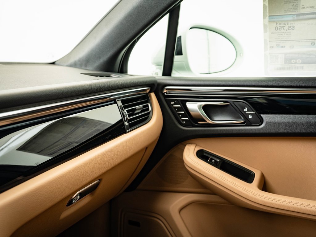 Certified 2025 Porsche Macan image 33