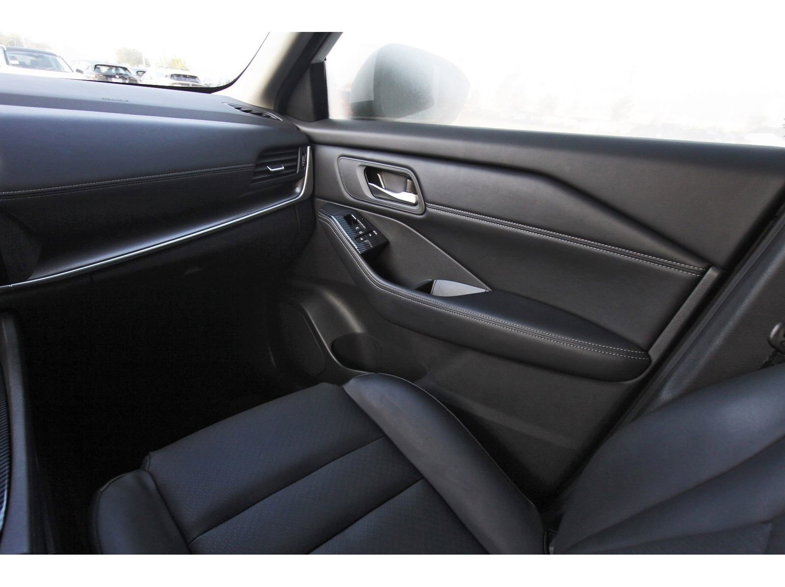 Used 2024 Nissan Rogue SV w/ SV Premium Package image 12