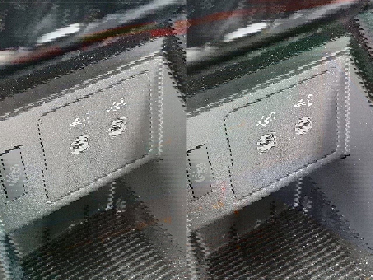 Used 2025 Nissan Kicks SR image 28