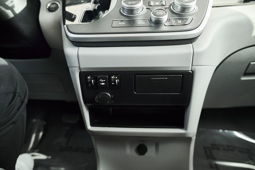 Used 2020 Toyota Sienna XLE w/ XLE Navigation Package image 42