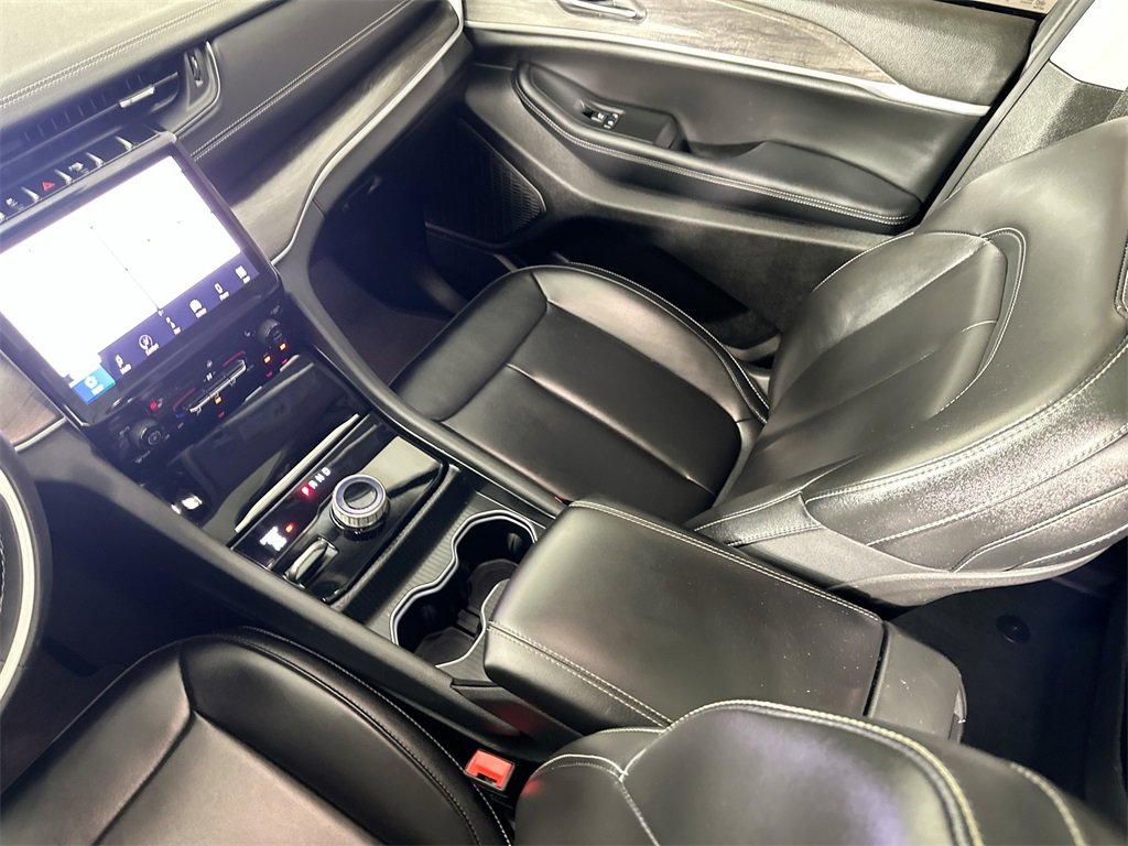 Used 2024 Jeep Grand Cherokee Limited w/ Black Appearance Package image 26