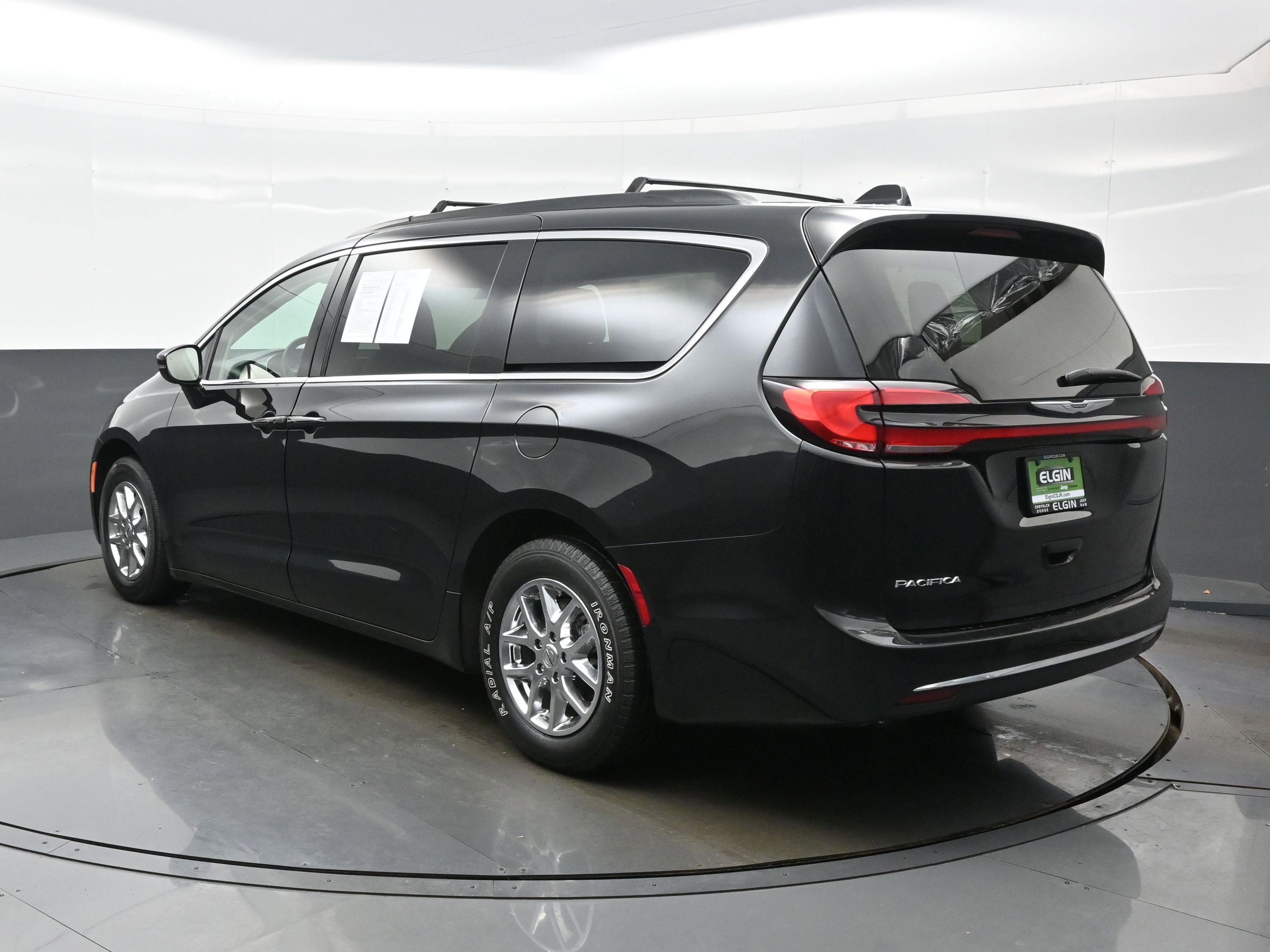 Used 2022 Chrysler Pacifica Touring-L image 4