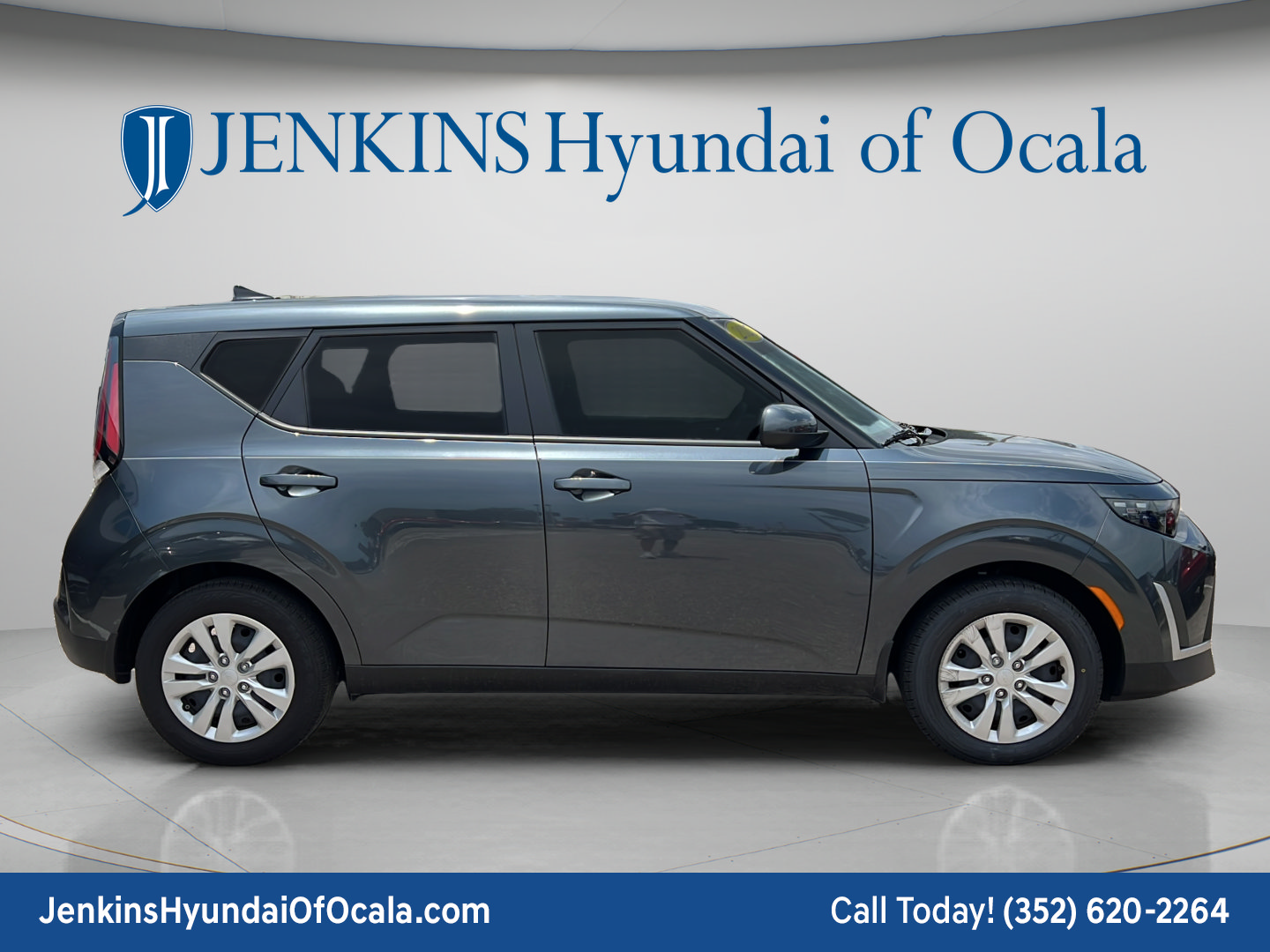 Used 2025 Kia Soul LX FWD image 2
