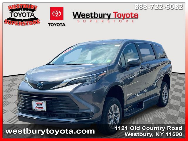 Used 2025 Toyota Sienna LE FWD image 5