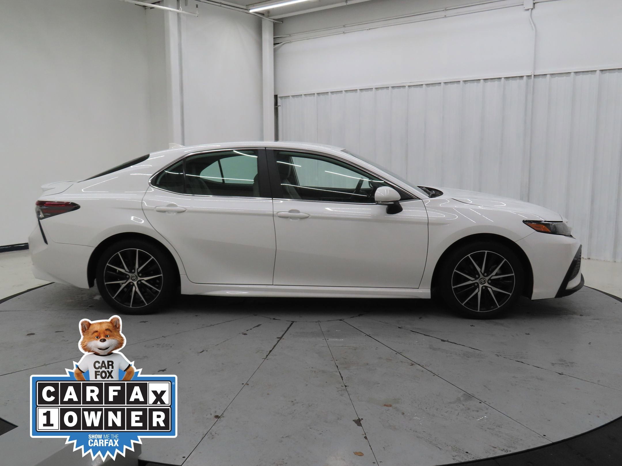 Used 2024 Toyota Camry SE image 2