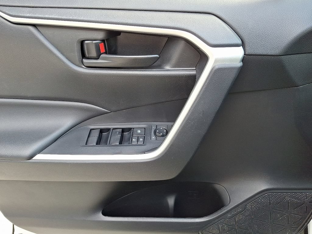 Used 2022 Toyota RAV4 LE AWD/4WD image 14