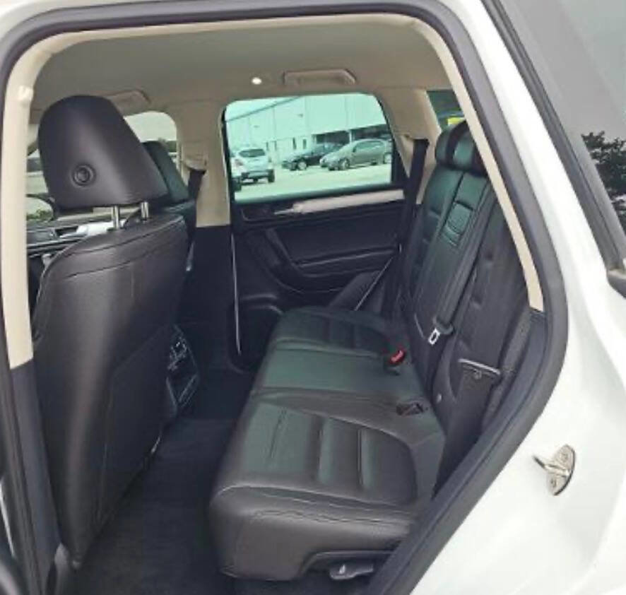 Used 2016 Volkswagen Touareg Sport AWD/4WD image 13