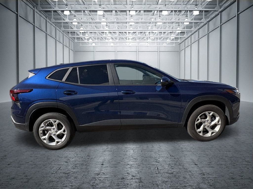 Used 2024 Chevrolet Trax LS w/ LS Convenience Package FWD image 4