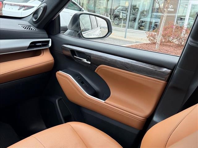 Used 2024 Toyota Highlander Platinum image 11