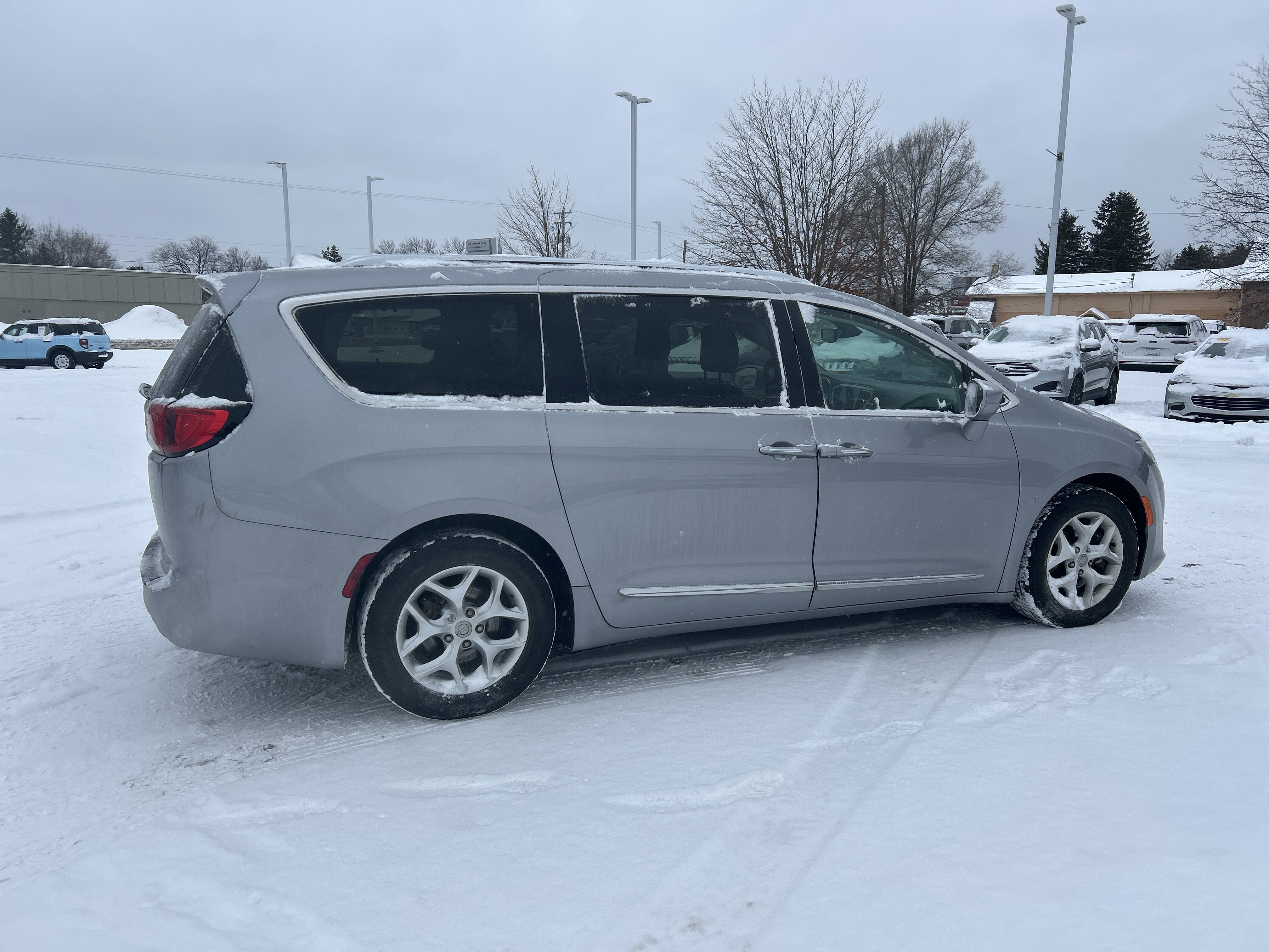 Used 2018 Chrysler Pacifica Touring-L Plus w/ Tire & Wheel Group image 4