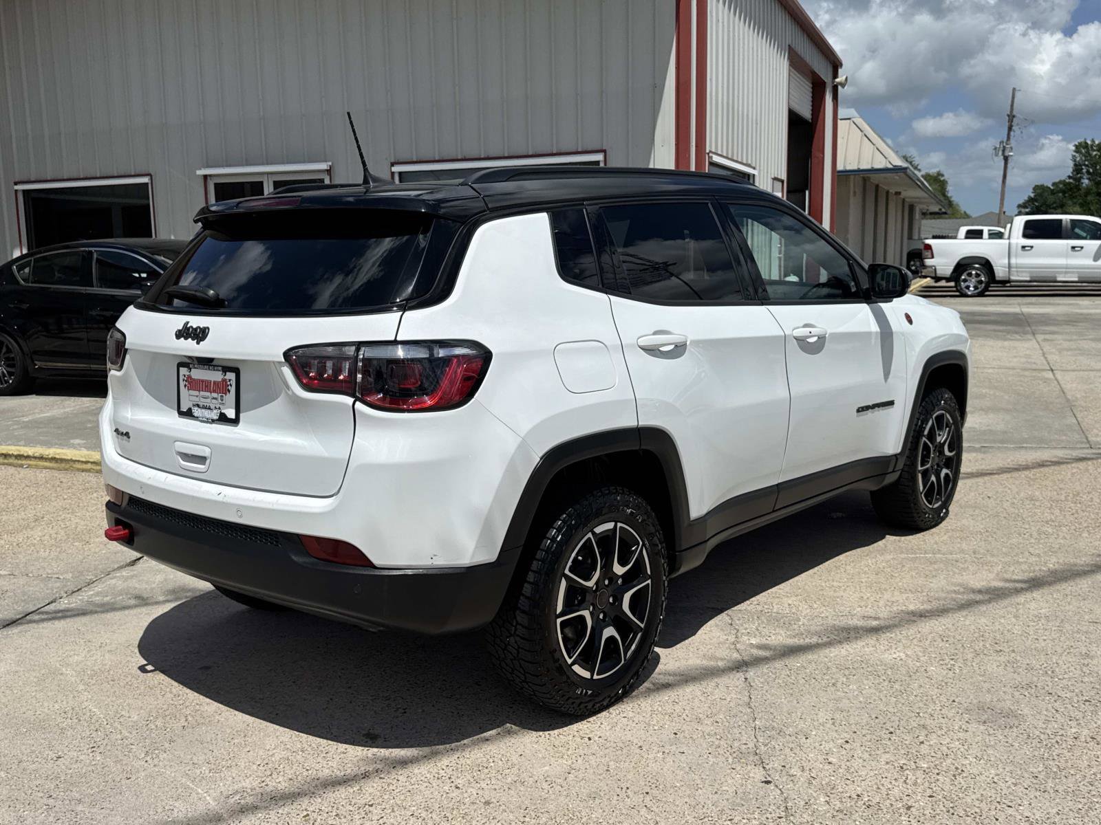 Used 2025 Jeep Compass Trailhawk AWD/4WD image 7