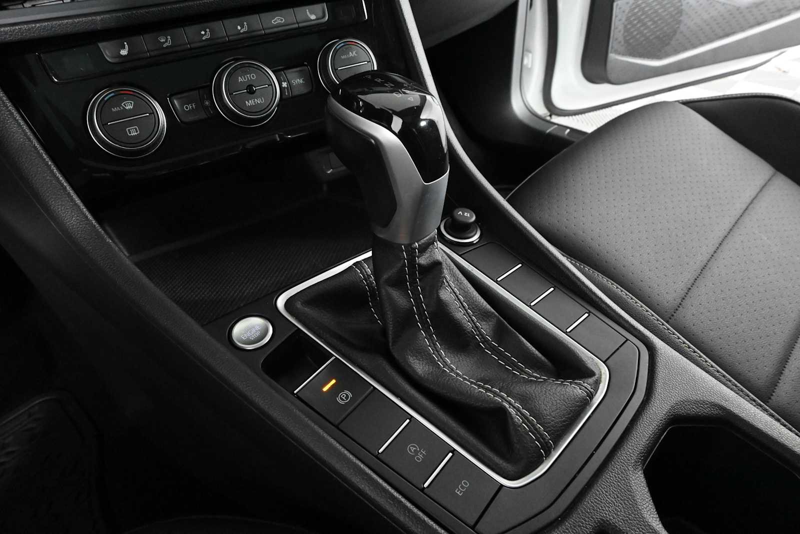 Certified 2023 Volkswagen Jetta SE w/ Panoramic Sunroof Package FWD image 27